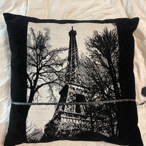 Eiffel Tower decorative pillow - Picture 2 of 6